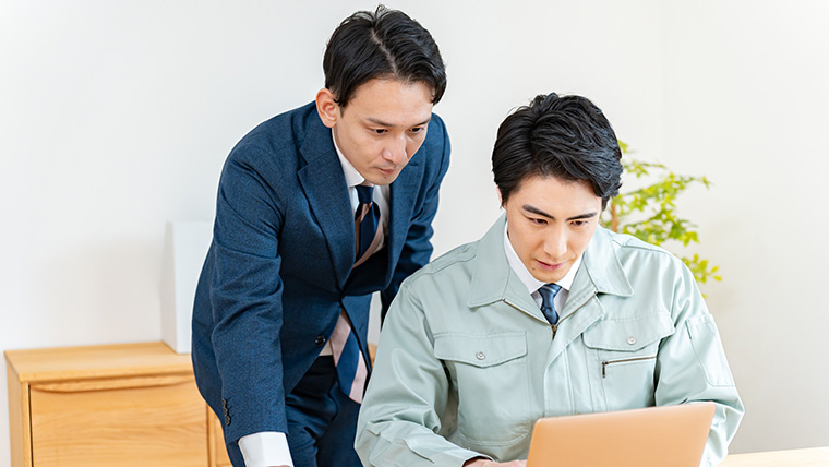 リスク対策を練るビジネスマン達