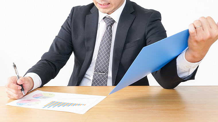 売掛金を管理する男性
