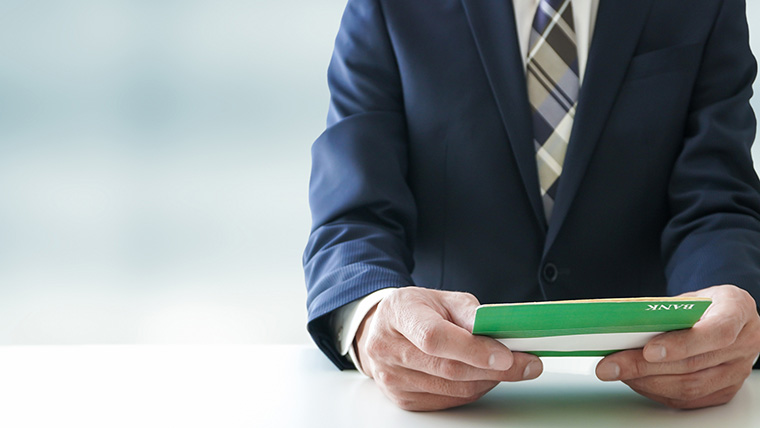 企業の現金を確認するスーツの男性