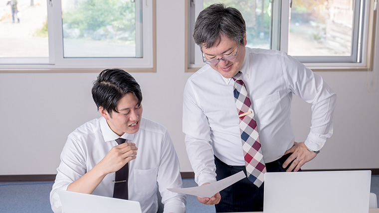 相談する2人のスーツの男性