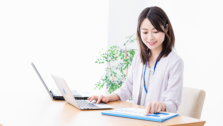 PCで調べる女性