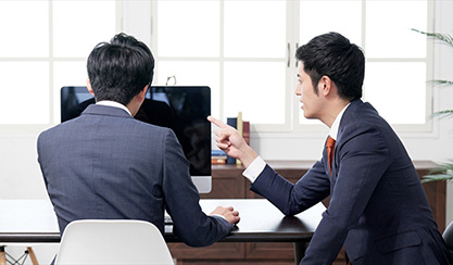 ファクタリングを検討するビジネスマン達