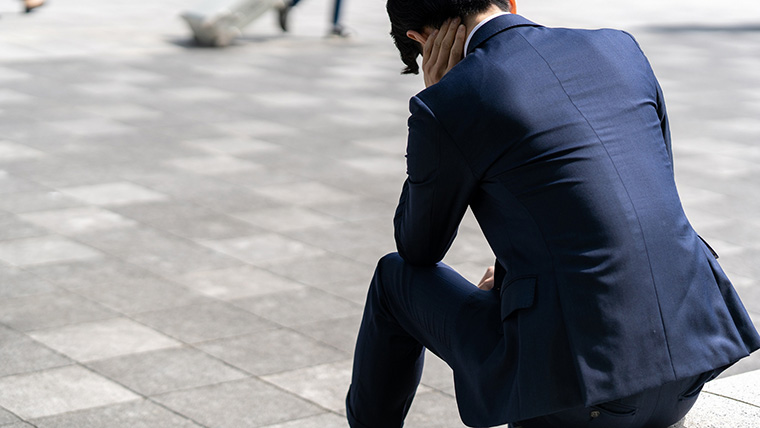 落ち込むスーツの男性