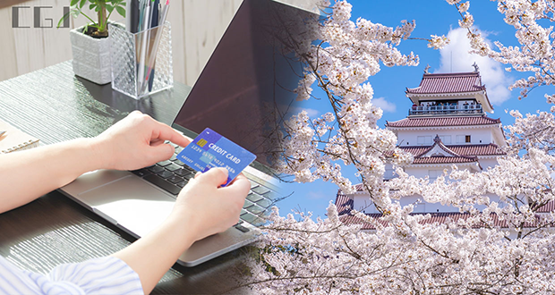 クレジットカードを持つ女性と福島の鶴ヶ城