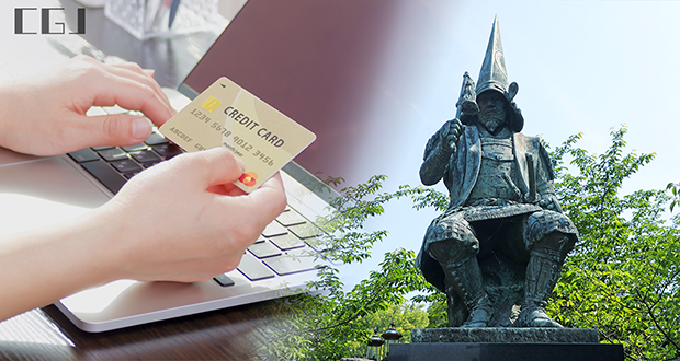 クレカ情報を入力する手元と熊本城の銅像