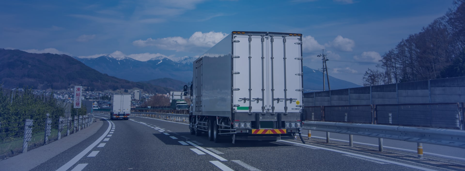 高速道路を走行中のトラック