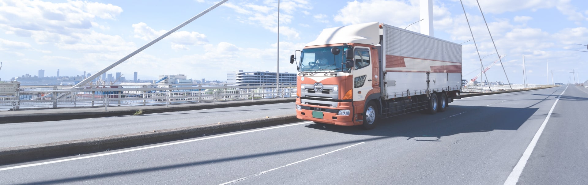 トラックと街並み